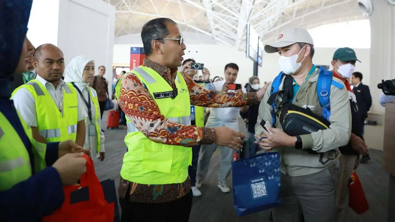 Promosikan Makassar Kota Makan Enak, Dispar Bagikan Pisang Ijo ke Penumpang Garuda Indonesia