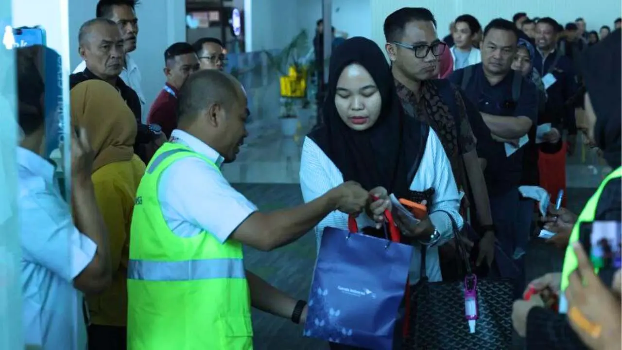 Promosikan Makassar Kota Makan Enak, Dispar Bagikan Pisang Ijo ke Penumpang Garuda Indonesia 2 Promosikan Makassar Kota Makan Enak, Dispar Bagikan Pisang Ijo ke Penumpang Garuda Indonesia