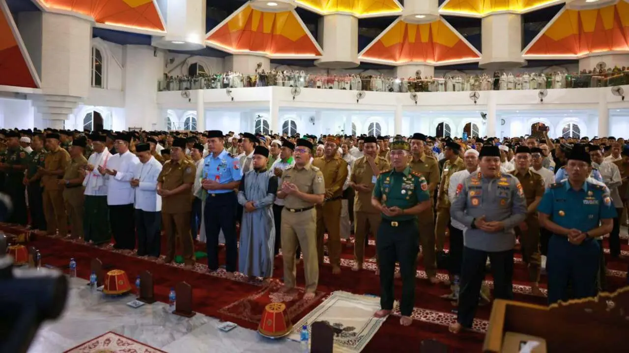 Danny Pomanto, Pj Gubernur, Pangdam XIV Hasanuddin dan Kapolda Ikuti Sulsel Bersalawat 3 Danny Pomanto, Pj Gubernur, Pangdam XIV Hasanuddin dan Kapolda Ikuti Sulsel Bersalawat