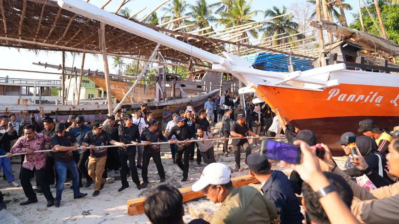 Kesan Pj Gubernur Bahtiar Mengikuti Annyorong Lopi Bersama Warga Bontobahari
