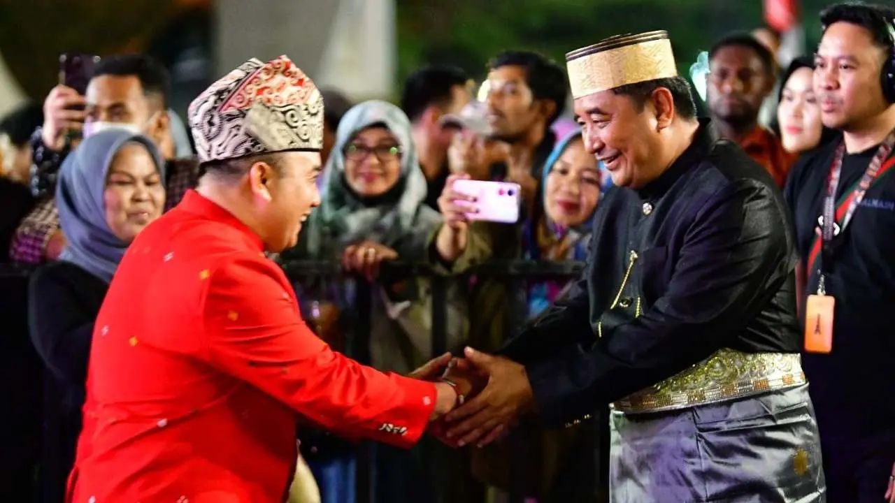 Pj Gubernur Didampingi Pj Ketua TP PKK Sulsel Buka Gelaran Fashion Show Perayaan HUT Sulsel Ke-354 2 Pj Gubernur Didampingi Pj Ketua TP PKK Sulsel Buka Gelaran Fashion Show Perayaan HUT Sulsel Ke-354