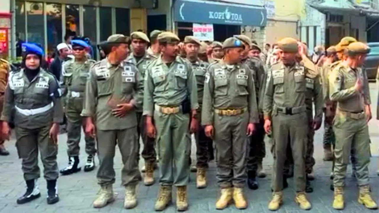 Satpol PP Dampingi Distan Kembalikan Fungsi Fasum di Panakkukang