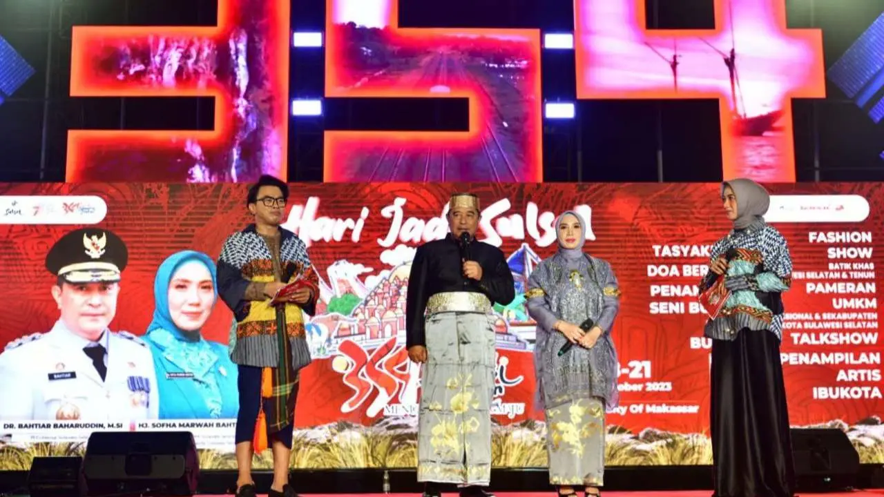 Pj Gubernur Didampingi Pj Ketua TP PKK Sulsel Buka Gelaran Fashion Show Perayaan HUT Sulsel Ke-354 3 Pj Gubernur Didampingi Pj Ketua TP PKK Sulsel Buka Gelaran Fashion Show Perayaan HUT Sulsel Ke-354