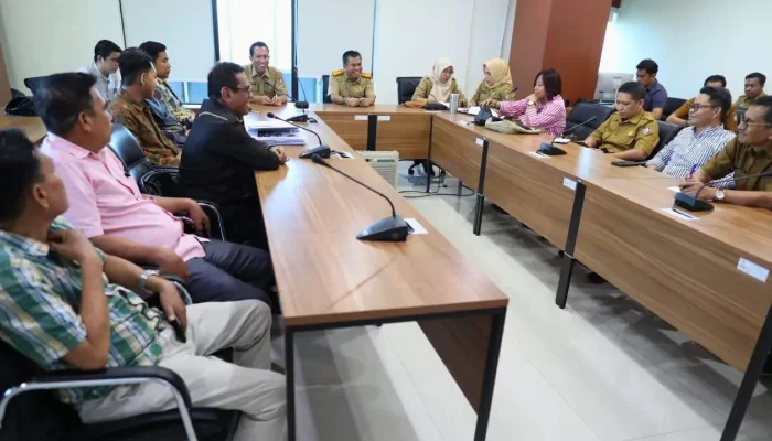 Kesbangpol Makassar Mediasi KSU Bina Duta dengan Perumda Pasar Makassar Raya