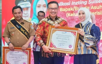 Pj Gubernur Bahtiar & Ketua PKK Sofha Marwah Dikukuhkan Jadi Bapak & Bunda Asuh Anak Stunting 11 Pj Gubernur Bahtiar & Ketua PKK Sofha Marwah Dikukuhkan Jadi Bapak & Bunda Asuh Anak Stunting