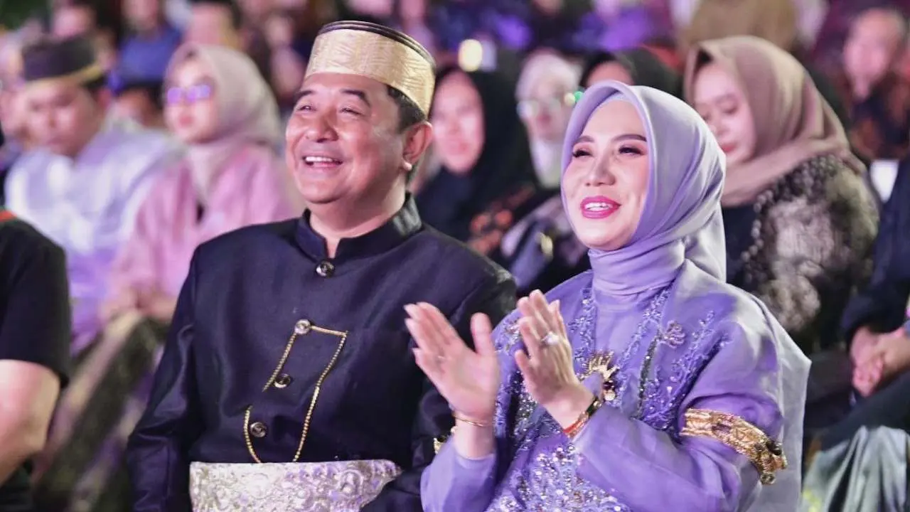 Pj Gubernur Didampingi Pj Ketua TP PKK Sulsel Buka Gelaran Fashion Show Perayaan HUT Sulsel Ke-354