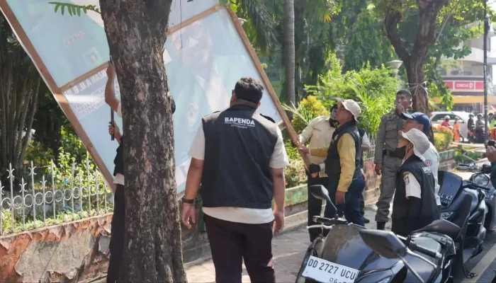 Satpol PP Makassar bersama Bapenda Tertiban Reklame yang Menyalahi Aturan