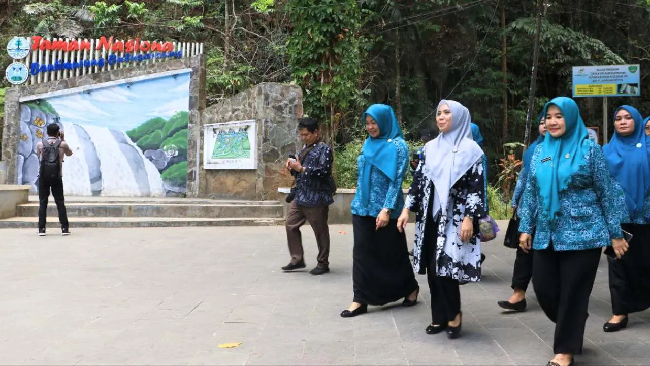 Percepat Penurunan Stunting, Pj Ketua PKK Sulsel Sofha Marwah Serahkan Bantuan Telur & Susu di Kab. Maros 2 Percepat Penurunan Stunting, Pj Ketua PKK Sulsel Sofha Marwah Serahkan Bantuan Telur & Susu di Kab. Maros