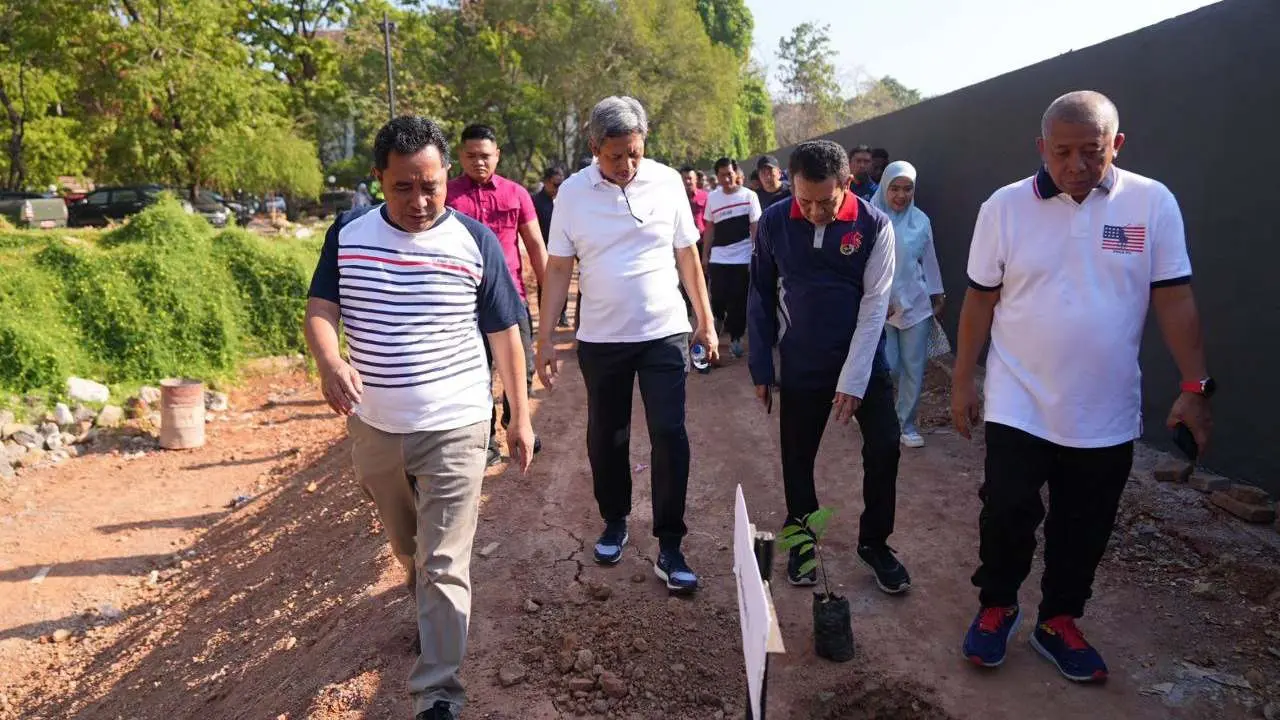 Usai Jalan Pagi, Pj Gubernur Bahtiar Tanam Pohon Rempah dan Obat di Halaman Kantor