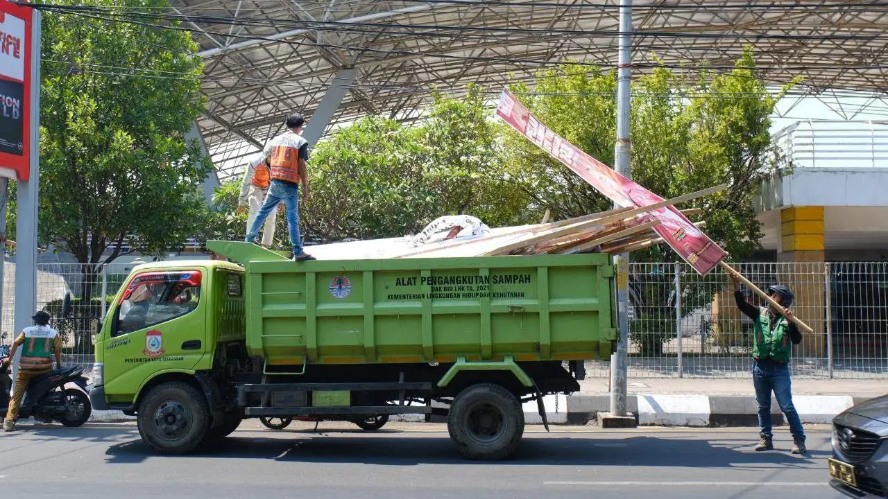 Satpol PP Makassar bersama Bapenda Tertiban Reklame yang Menyalahi Aturan 