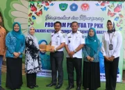 Percepat Penurunan Stunting, Pj Ketua PKK Sulsel Sofha Marwah Serahkan Bantuan Telur & Susu di Kab. Maros 