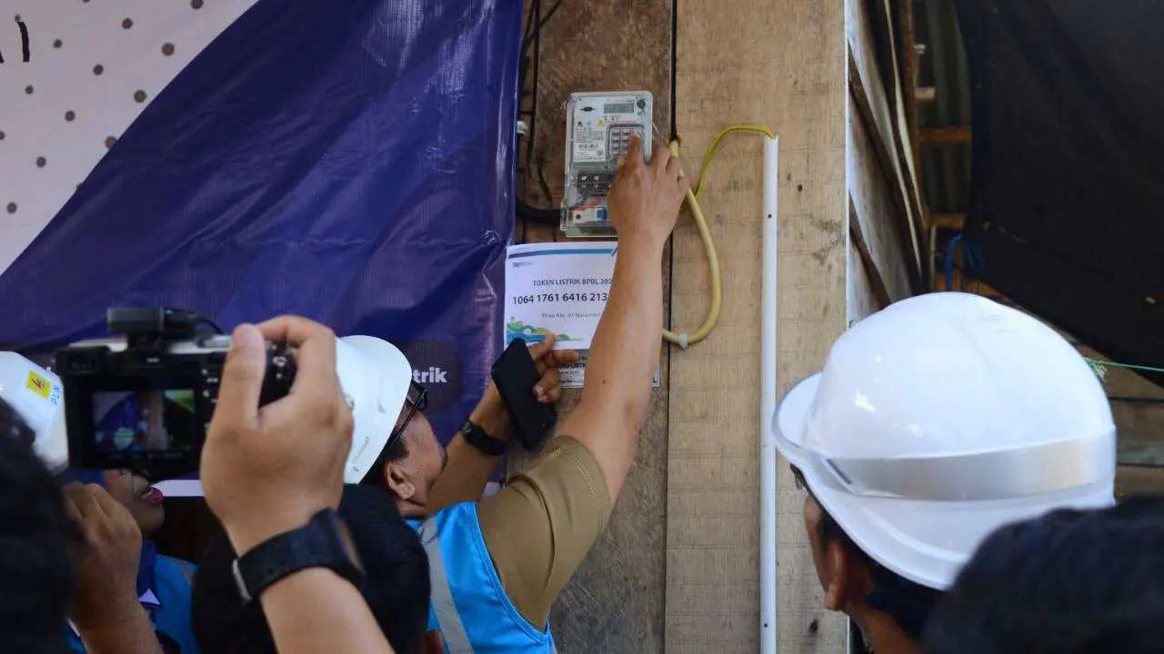 Dukung Program BPBL Pemerintah, PLN Sambungkan Listrik Gratis ke 7.500 Keluarga di Sulsel