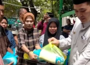 Bupati Pangkep Bagikan Bantuan Sembako Kepada Warga Kurang Mampu