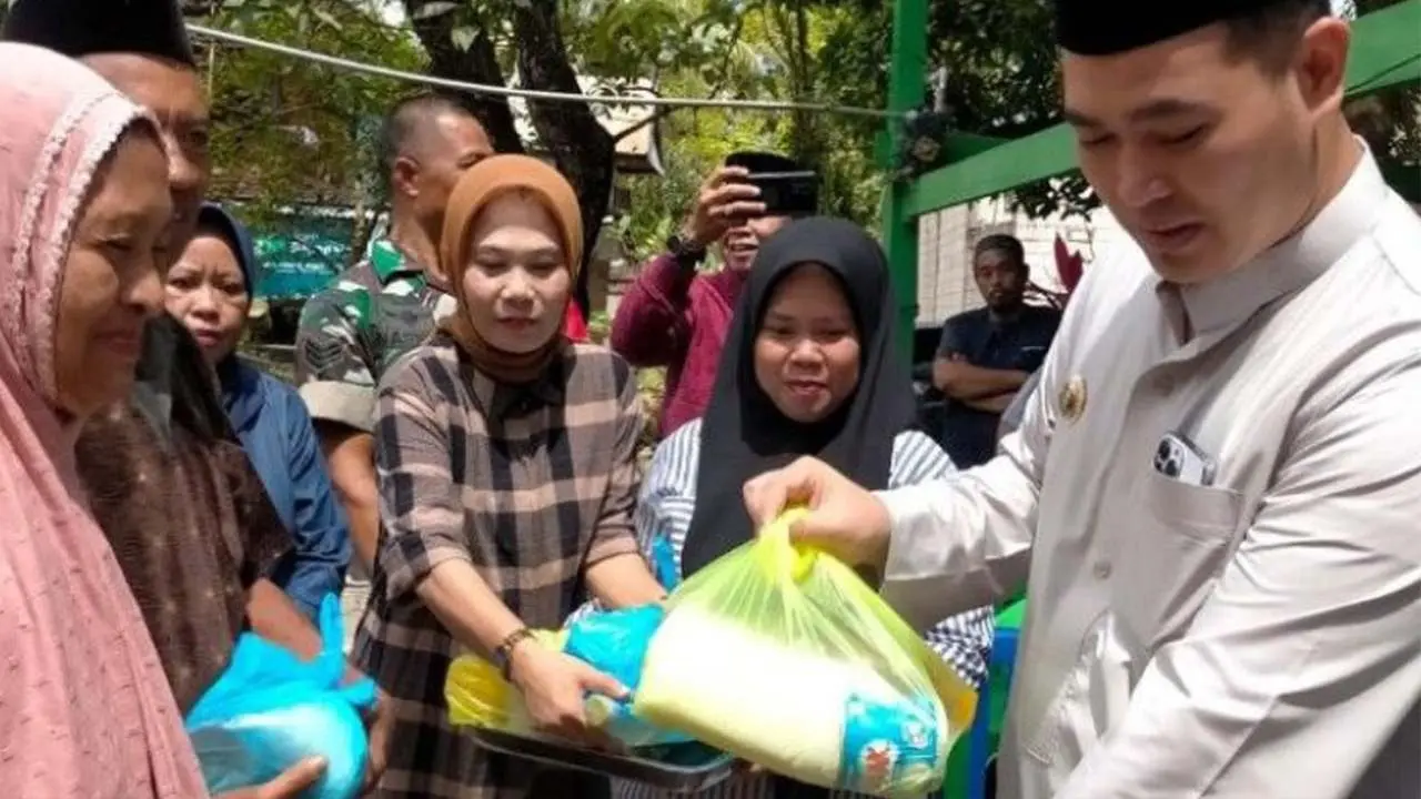 Bupati Pangkep Bagikan Bantuan Sembako Kepada Warga Kurang Mampu
