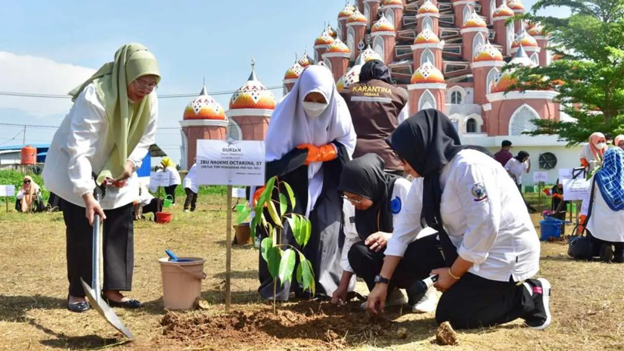 Naoemi Octarina Tanam Pohon Buah Bareng Iriana dan Wury Secara Hybrid