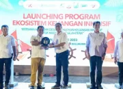 Putar Kemudi Kapal Pinisi, Pj Gubernur Bersama Pimpinan OJK Launching Program EKI di Desa Lembanna