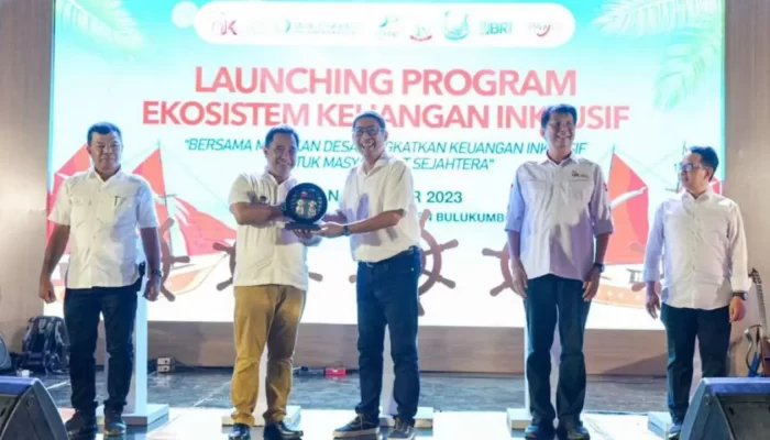 Putar Kemudi Kapal Pinisi, Pj Gubernur Bersama Pimpinan OJK Launching Program EKI di Desa Lembanna