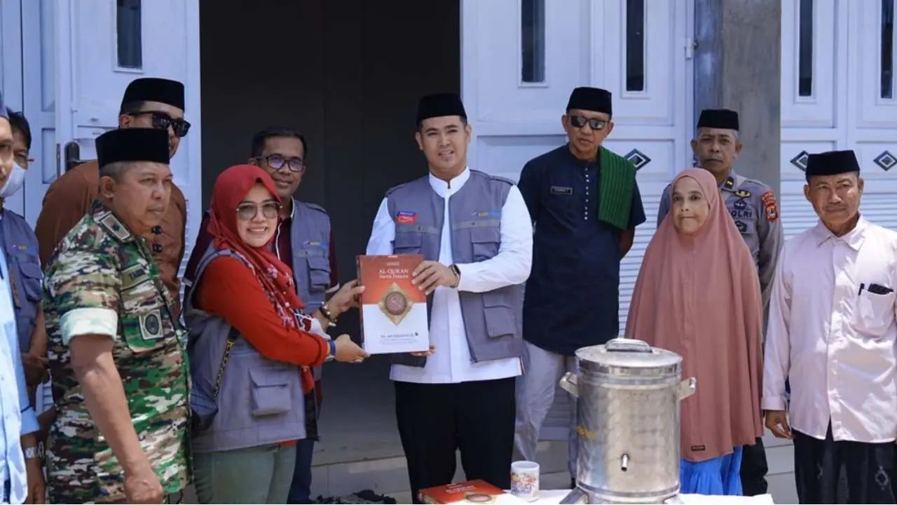 Safari Ramadhan di Pulau Salemo, Bupati MYL Berbagi Bantuan ke Warga