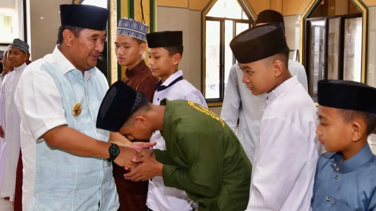 Singgah di Masjid Al Amir Fil-Jannah Bajoe, Pj Gubernur Doakan Tahfidz Yatim Sukses dan Semangat Belajar 3 Singgah di Masjid Al Amir Fil-Jannah Bajoe, Pj Gubernur Doakan Tahfidz Yatim Sukses dan Semangat Belajar