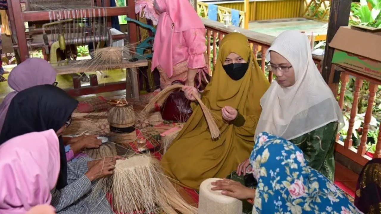 Naoemi Octarina Kunjungi 2 Pusat Kerajinan Takalar