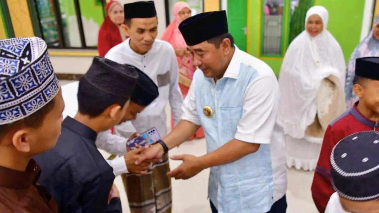 Singgah di Masjid Al Amir Fil-Jannah Bajoe, Pj Gubernur Doakan Tahfidz Yatim Sukses dan Semangat Belajar 2 Singgah di Masjid Al Amir Fil-Jannah Bajoe, Pj Gubernur Doakan Tahfidz Yatim Sukses dan Semangat Belajar