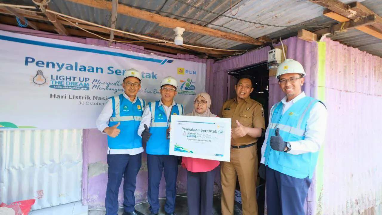HLN Ke-78, Donasi Pegawai PLN Nyalakan Mimpi 122 Rumah Keluarga Kurang Mampu di Sulselrabar 2 HLN Ke-78, Donasi Pegawai PLN Nyalakan Mimpi 122 Rumah Keluarga Kurang Mampu di Sulselrabar