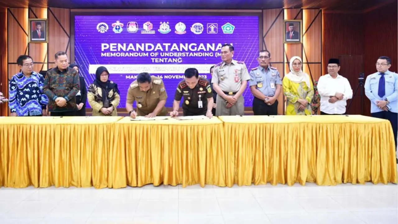 Pj Gubernur Bahtiar Tandatangani MoU Pembentukan Tim Terpadu Pelayanan Hukum Kejati Sulsel