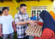 Bupati Pangkep Bagikan Bantuan Kepada Korban Banjir