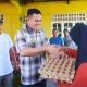Bupati Pangkep Bagikan Bantuan Kepada Korban Banjir