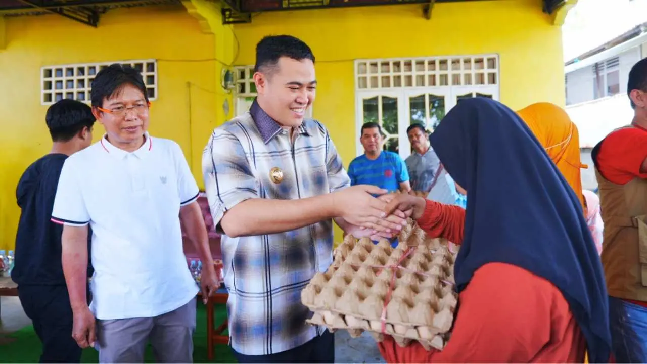 Bupati Pangkep Bagikan Bantuan Kepada Korban Banjir