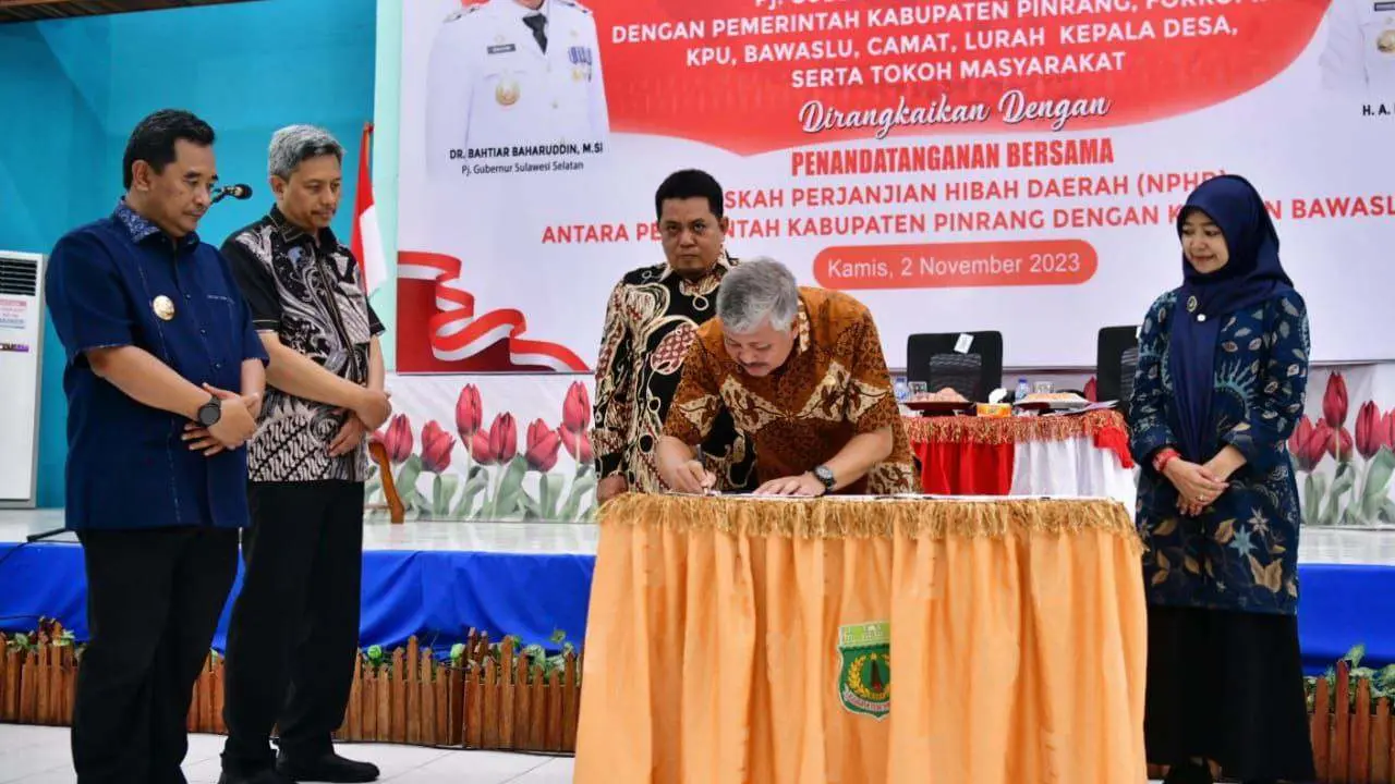 Pinrang Jadi Daerah Ke-13 Teken NPHD, Pj Gubernur Bahtiar Apresiasi Sinergi di Daerah 2 Pinrang Jadi Daerah Ke-13 Teken NPHD, Pj Gubernur Bahtiar Apresiasi Sinergi di Daerah
