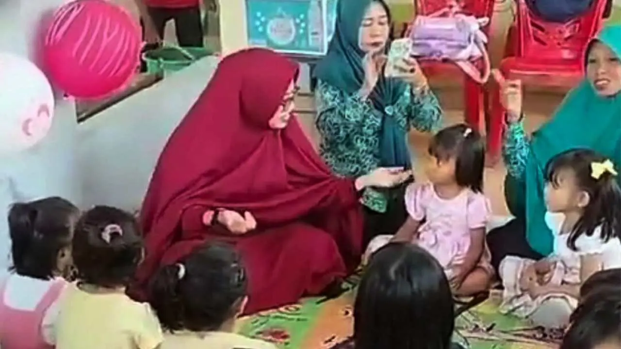 Pokja 4 TP PKK Kecamatan Manggala Hadirkan Pendongeng di Posyandu Ceria