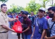Bupati MYL Bagikan Bantuan Paket Sembako Kepada Tenaga Lapangan DHL