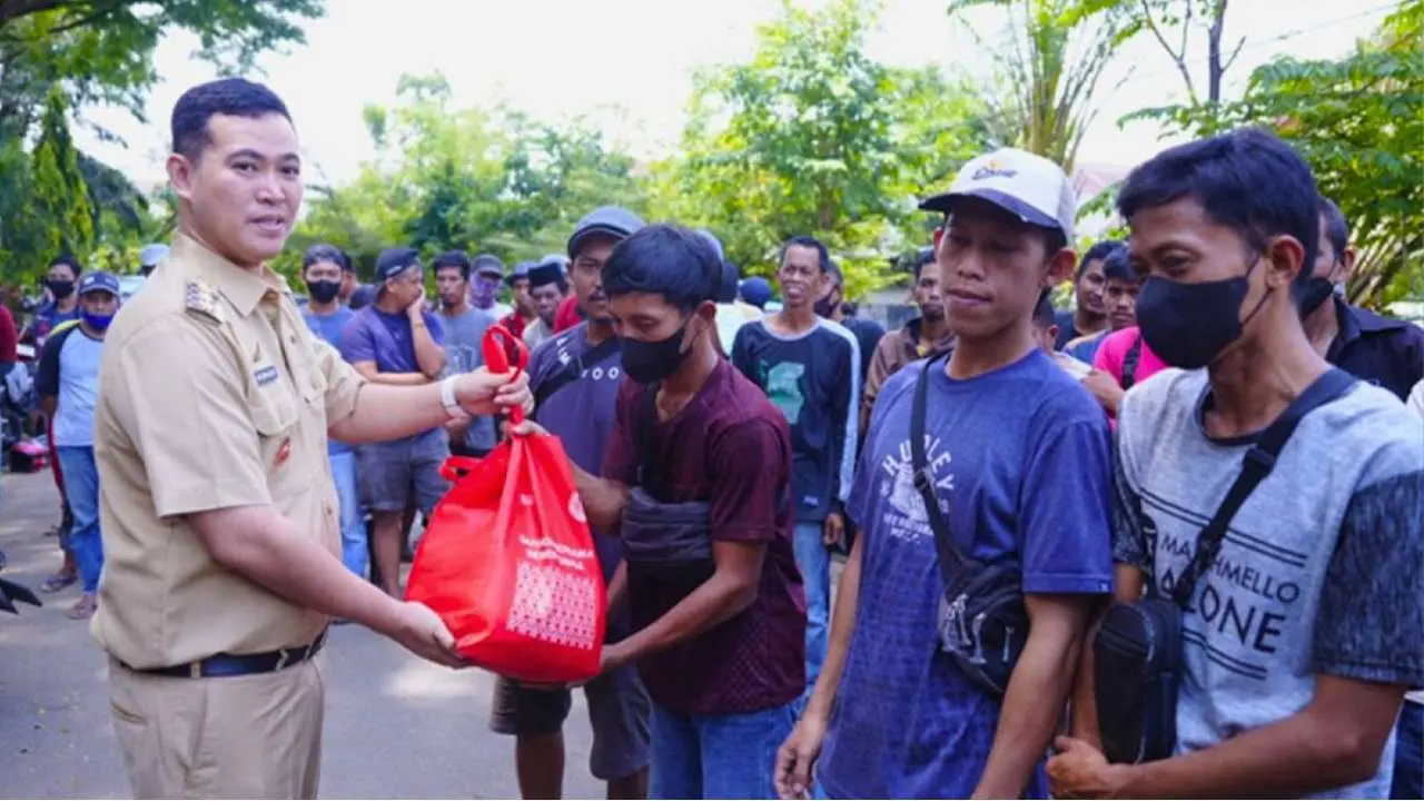 Bupati MYL Bagikan Bantuan Paket Sembako Kepada Tenaga Lapangan DHL