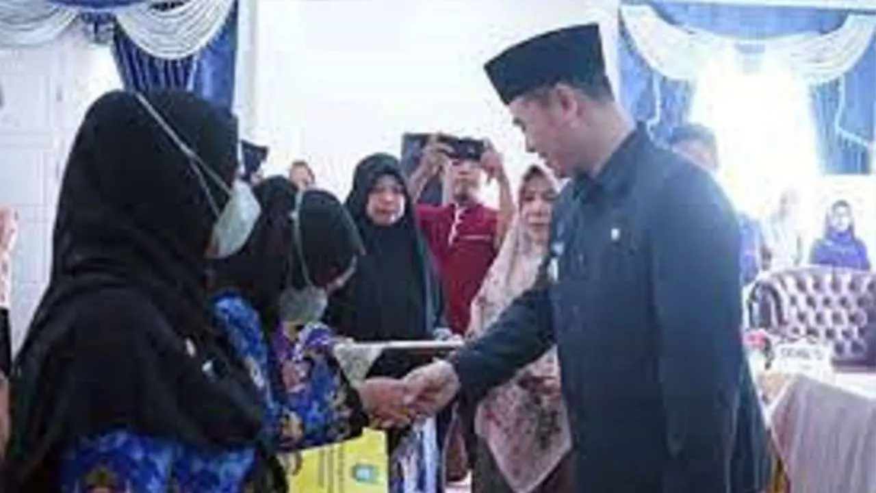 Bupati Pangkep Serahkan SK 4 Nakes P3K