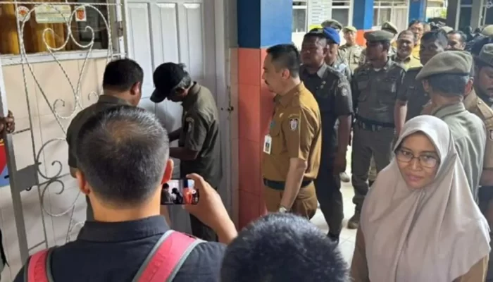 Distan Makassar Copot Spanduk yang Digunakan Warga Segel SMPN 23