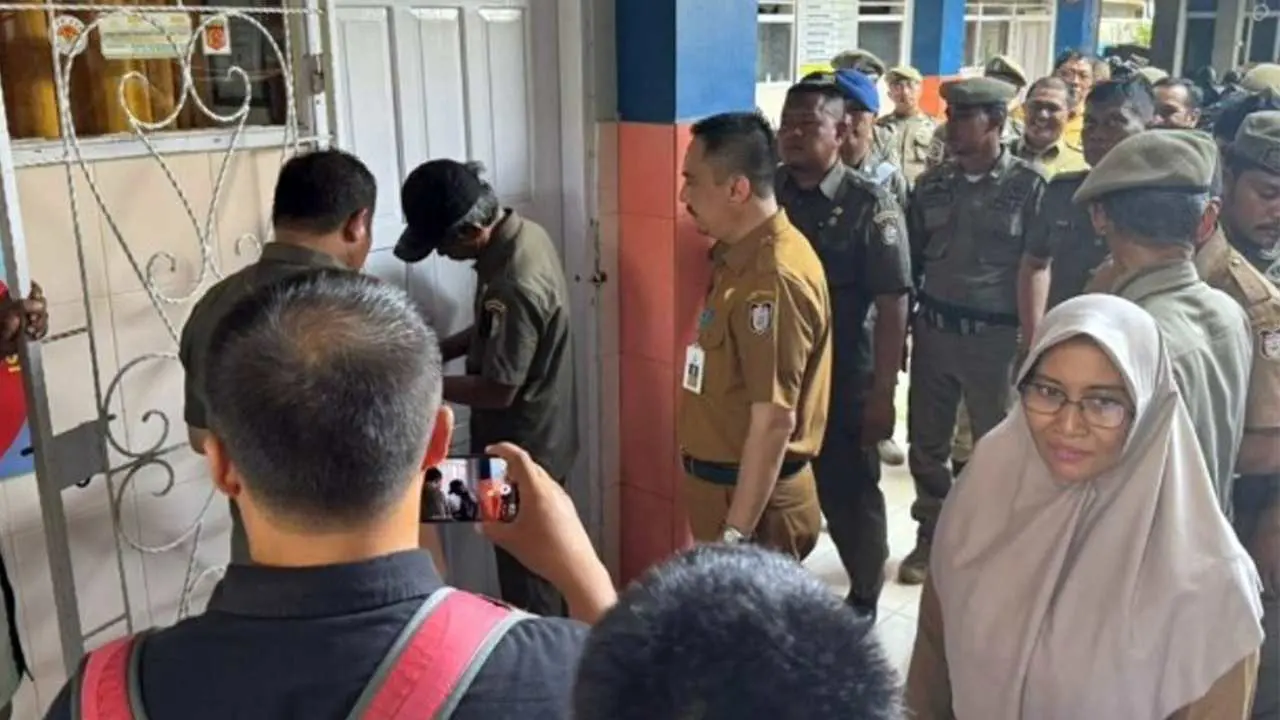 Distan Makassar Copot Spanduk yang Digunakan Warga Segel SMPN 23