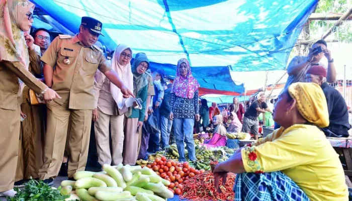 Pantau Harga Bahan Pokok di Pasar Batangase Maros, Pj Gubernur: Perlu Lebih Agresif Atasi Inflasi