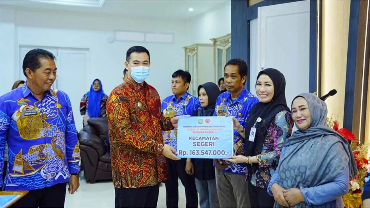 Bupati Pangkep Serahkan Bantuan Uang Tunai Kepada Korban Bencana Alam