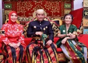 Silaturahmi ke Kedatuan Luwu, Bahtiar Baharuddin Dihadiahi Keris Sapukala