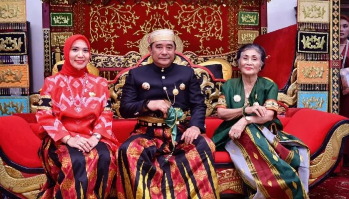 Silaturahmi ke Kedatuan Luwu, Bahtiar Baharuddin Dihadiahi Keris Sapukala