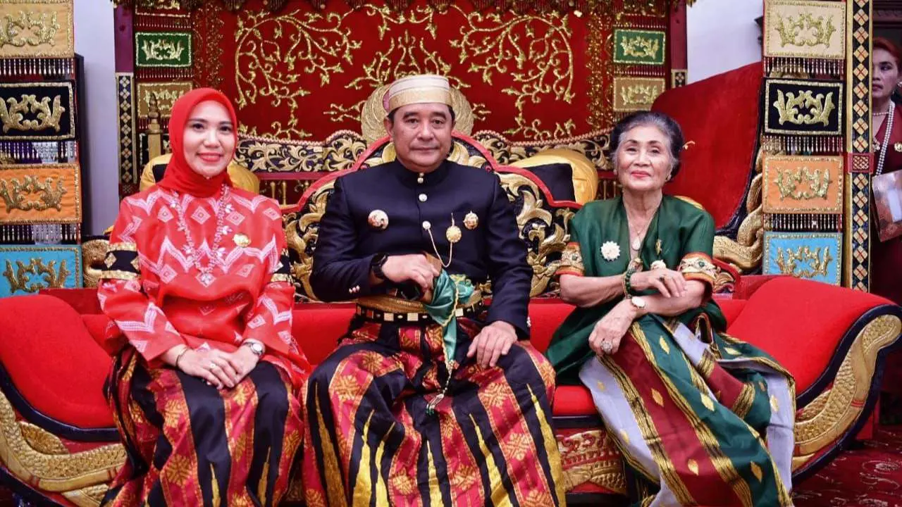 Silaturahmi ke Kedatuan Luwu, Bahtiar Baharuddin Dihadiahi Keris Sapukala
