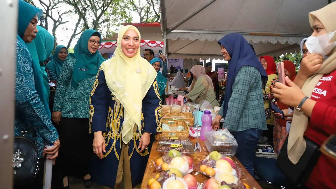 Pj Ketua TP PKK Sulsel Buka Pasar Murah Bersubsidi di Sinjai, Tersedia 2.500 Paket Sembako
