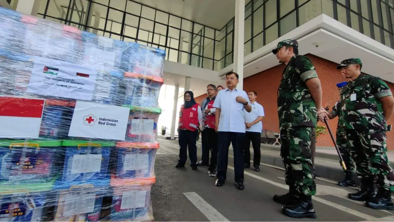 Jusuf Kalla Tinjau Bantuan PMI untuk Palestina di Halim Perdana Kusuma