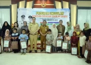 Sambut Tahun Ajaran Baru, Bupati MYL Kembali Bagikan Seragam Sekolah Gratis