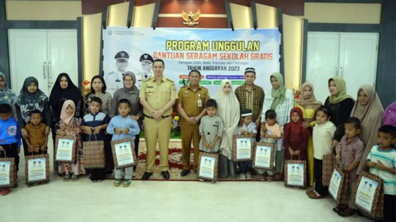 Sambut Tahun Ajaran Baru, Bupati MYL Kembali Bagikan Seragam Sekolah Gratis