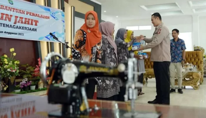 Bupati Pangkep Bantu 60 Mesin Jahit IRT Produktif