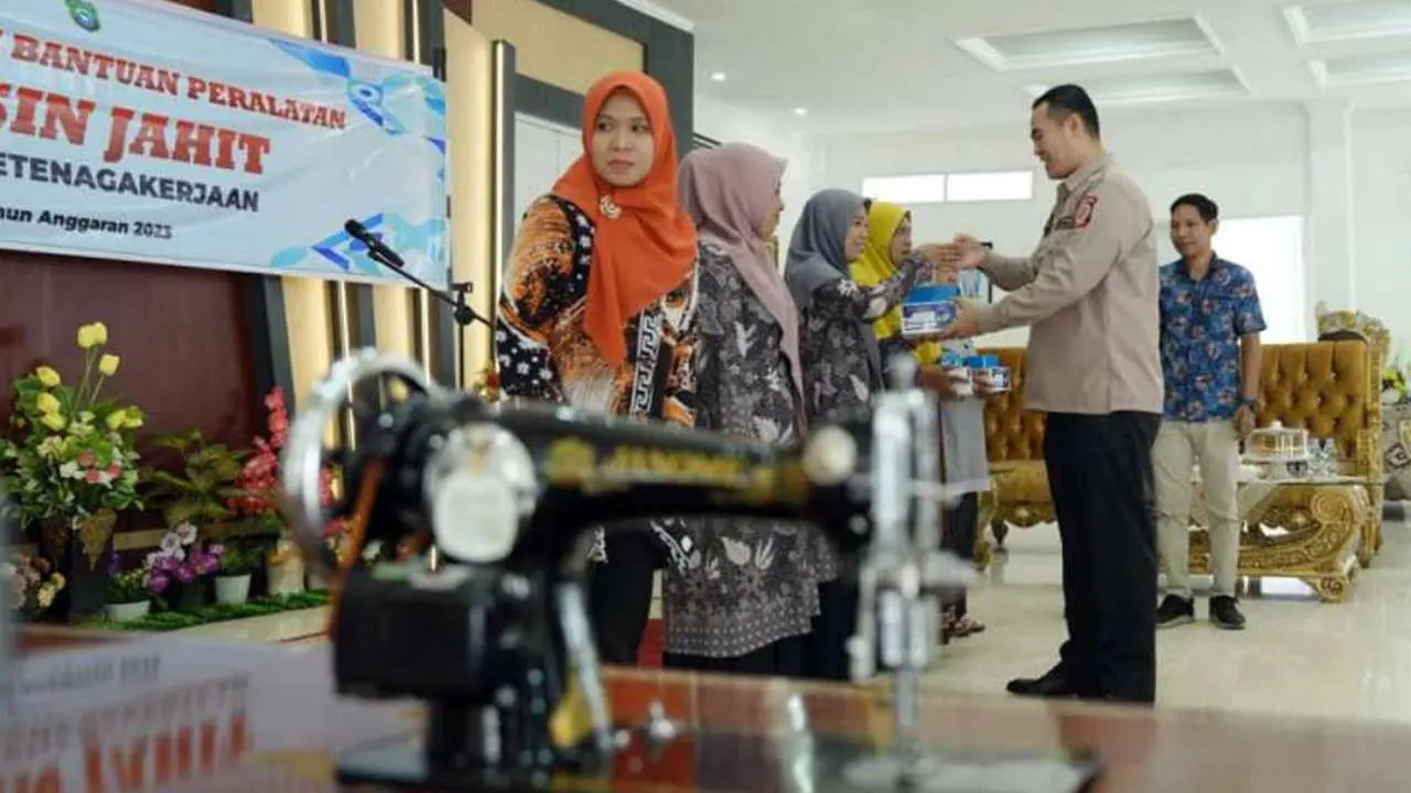 Bupati Pangkep Bantu 60 Mesin Jahit IRT Produktif