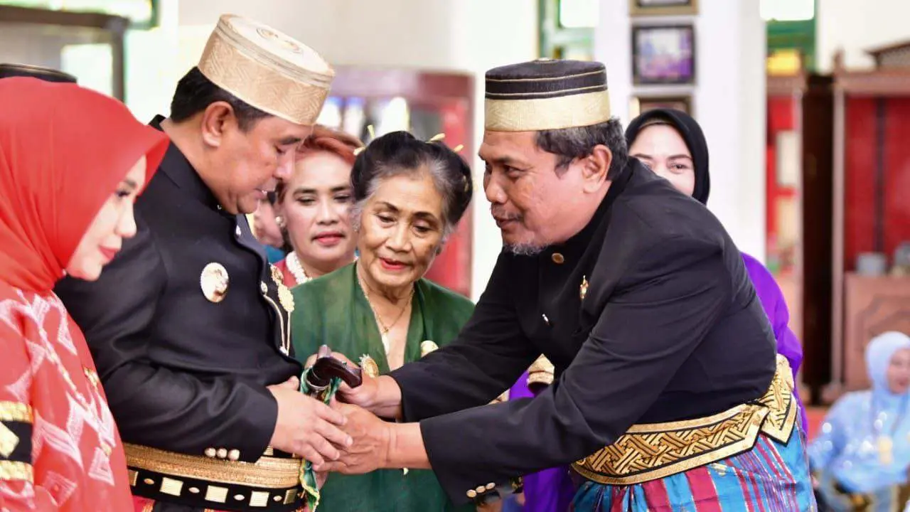 Silaturahmi ke Kedatuan Luwu, Bahtiar Baharuddin Dihadiahi Keris Sapukala 2 Silaturahmi ke Kedatuan Luwu, Bahtiar Baharuddin Dihadiahi Keris Sapukala