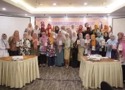 Wujudkan Kreativitas-Peluang Usaha, DWP Makassar Ikut Training Decoupage 3D Glass Bottle Art